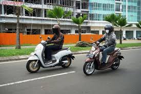 Perbedaan Honda Scoopy dan Yamaha Fino Terbaru, Adu Gaya Skutik Retro Modern