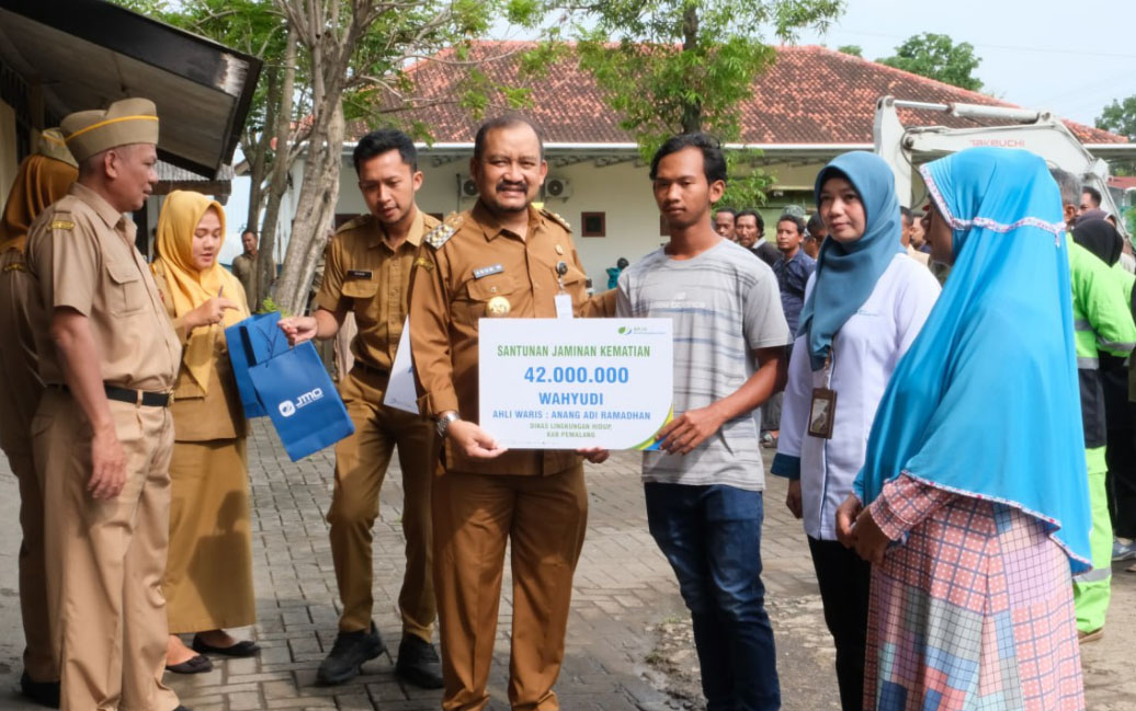 Petugas Sampah dan Penyapu Jalan di Pemalang Diganjar Penghargaan Bupati: Panjenengan Adalah Pahlawan